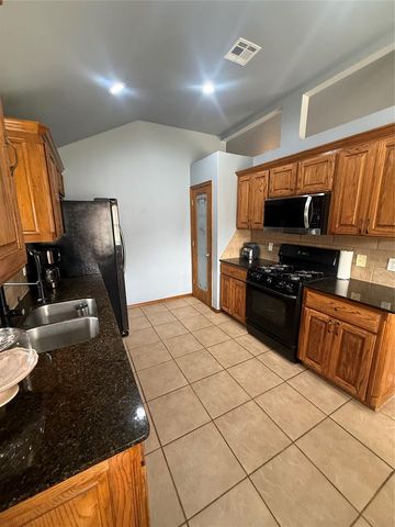 1800 Meadow Run Drive, Moore, OK 73160