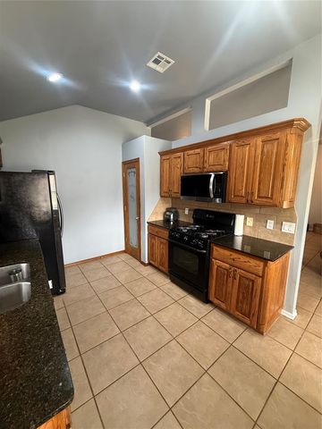 1800 Meadow Run Drive, Moore, OK 73160