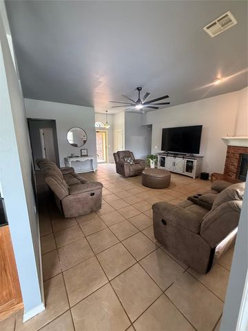 1800 Meadow Run Drive, Moore, OK 73160