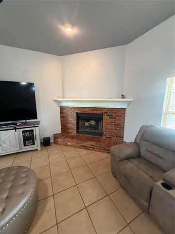 1800 Meadow Run Drive, Moore, OK 73160