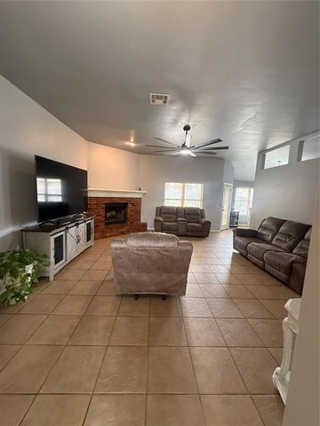 1800 Meadow Run Drive, Moore, OK 73160