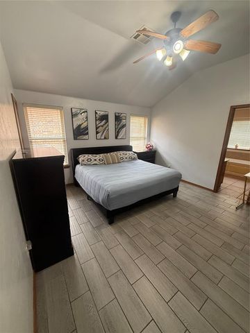 1800 Meadow Run Drive, Moore, OK 73160