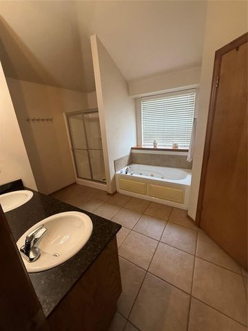 1800 Meadow Run Drive, Moore, OK 73160