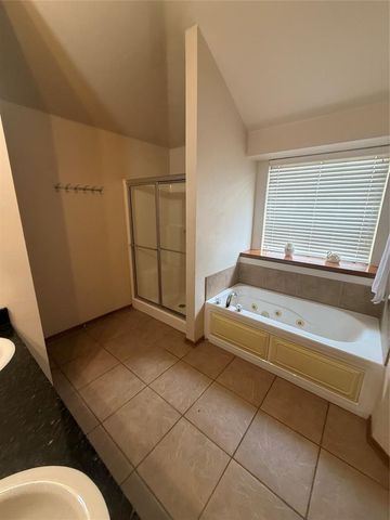 1800 Meadow Run Drive, Moore, OK 73160