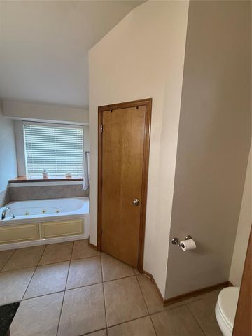 1800 Meadow Run Drive, Moore, OK 73160