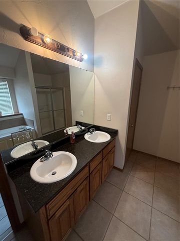 1800 Meadow Run Drive, Moore, OK 73160