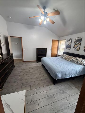 1800 Meadow Run Drive, Moore, OK 73160