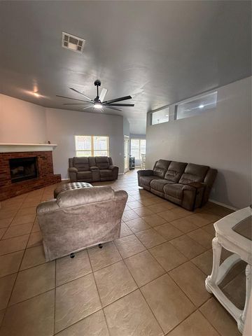 1800 Meadow Run Drive, Moore, OK 73160