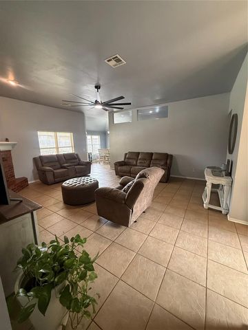 1800 Meadow Run Drive, Moore, OK 73160