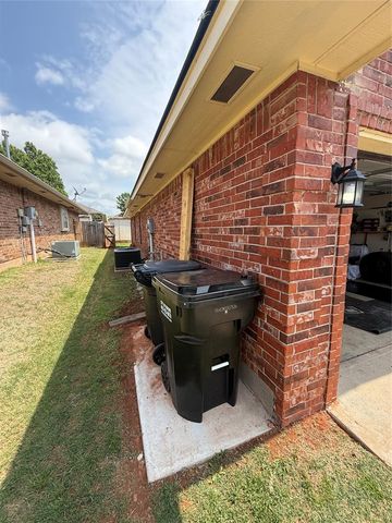 1800 Meadow Run Drive, Moore, OK 73160