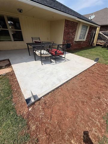 1800 Meadow Run Drive, Moore, OK 73160