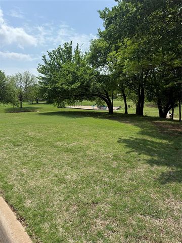 1800 Meadow Run Drive, Moore, OK 73160