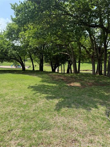 1800 Meadow Run Drive, Moore, OK 73160