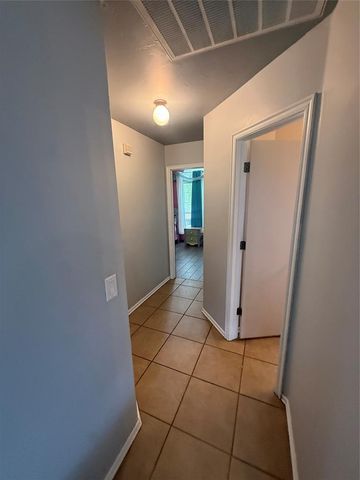 1800 Meadow Run Drive, Moore, OK 73160