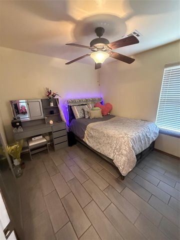 1800 Meadow Run Drive, Moore, OK 73160