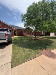 1800 Meadow Run Drive, Moore, OK 73160