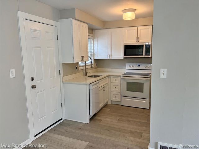 297 E 14 Mile Road, Birmingham, MI 48009