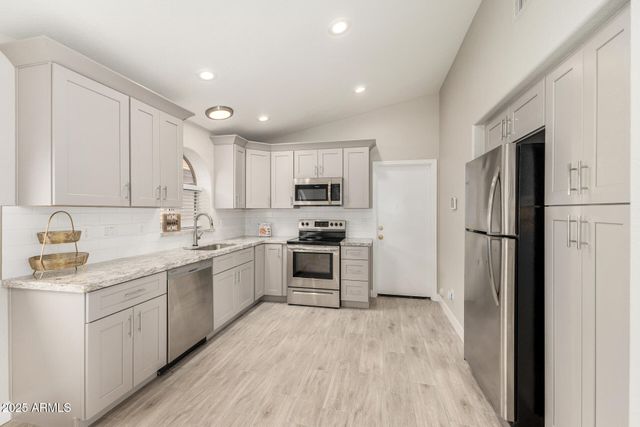 911 E LOVEGRASS Drive, San Tan Valley, AZ 85143