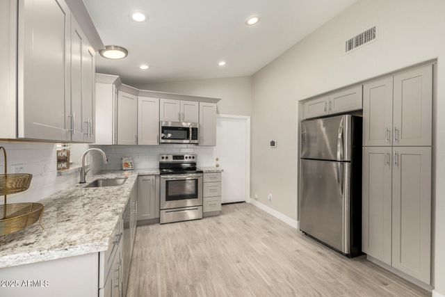 911 E LOVEGRASS Drive, San Tan Valley, AZ 85143