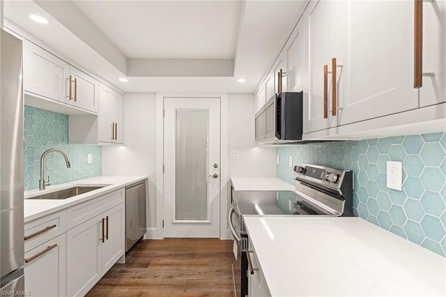 2850 Gulf Shore BLVD N 106, Naples, FL 34103