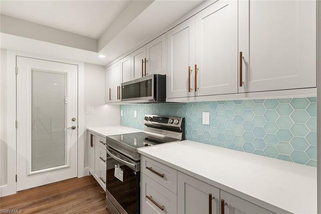 2850 Gulf Shore BLVD N 106, Naples, FL 34103