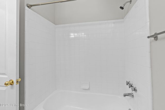 318 Castleview Dr, Louisville, KY 40207