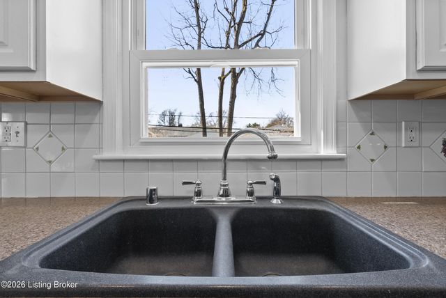 318 Castleview Dr, Louisville, KY 40207