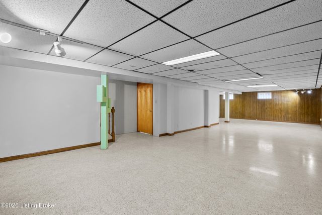 318 Castleview Dr, Louisville, KY 40207