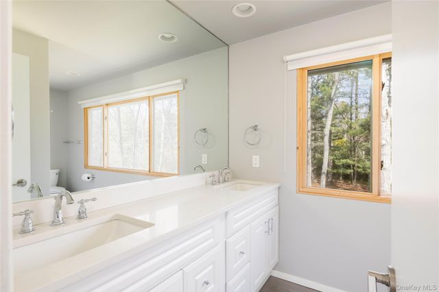5 Skyes Neck Court, East Quogue, NY 11942