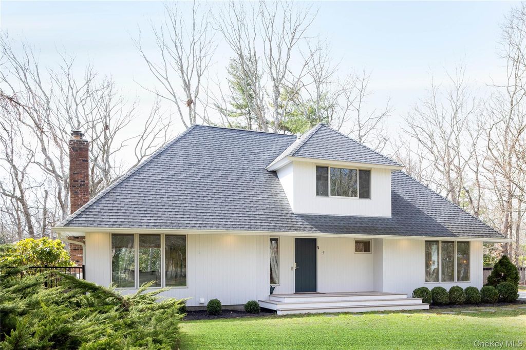 5 Skyes Neck Court, East Quogue, NY 11942