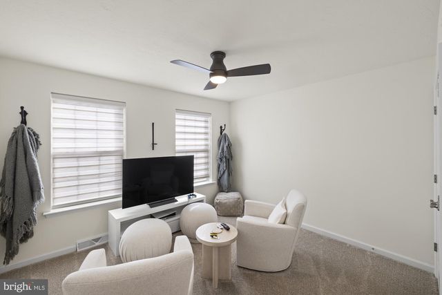 8 NIGHTHAWK CT, Gettysburg, PA 17325