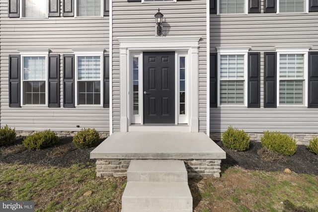 8 NIGHTHAWK CT, Gettysburg, PA 17325