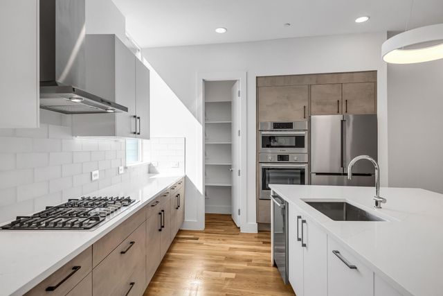 426 W 9th Street, Dallas, TX 75208