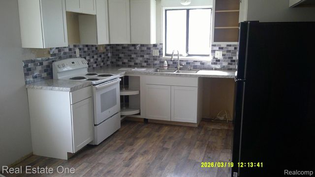 18949 Kenosha Street, Harper Woods, MI 48225