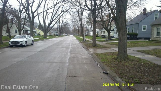 18949 Kenosha Street, Harper Woods, MI 48225