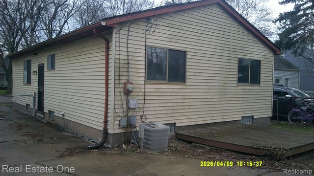 18949 Kenosha Street, Harper Woods, MI 48225