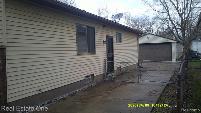 18949 Kenosha Street, Harper Woods, MI 48225