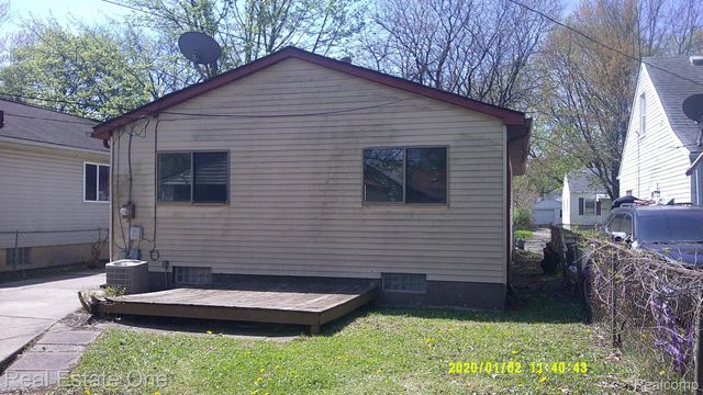 18949 Kenosha Street, Harper Woods, MI 48225