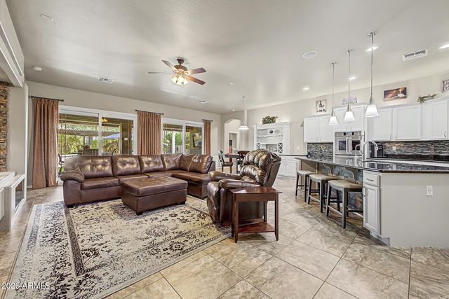 521 E MINERAL Road, Phoenix, AZ 85042