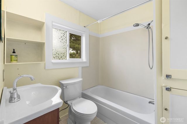 1442 E Whidbey Avenue, Oak Harbor, WA 98277