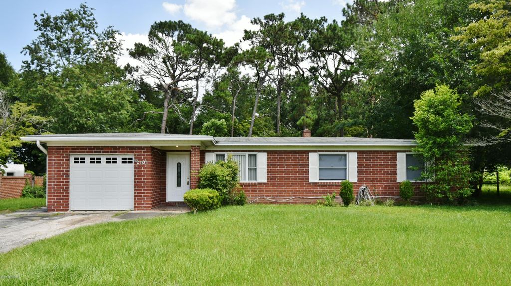 2101 MAPLE LEAF Drive E, Jacksonville, FL 32211
