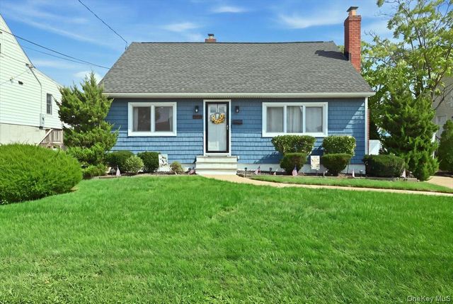 293 Roosevelt Avenue, Freeport, NY 11520
