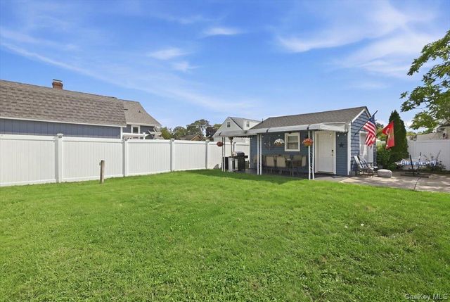 293 Roosevelt Avenue, Freeport, NY 11520