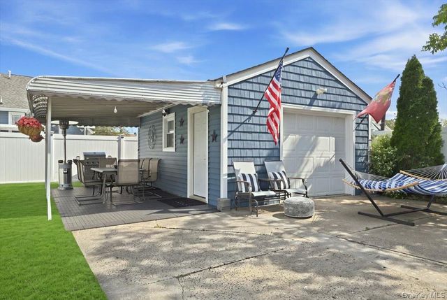 293 Roosevelt Avenue, Freeport, NY 11520