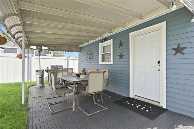 293 Roosevelt Avenue, Freeport, NY 11520