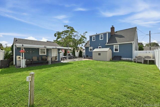 293 Roosevelt Avenue, Freeport, NY 11520