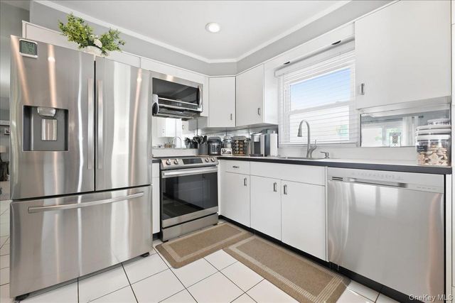 293 Roosevelt Avenue, Freeport, NY 11520