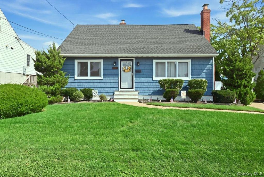 293 Roosevelt Avenue, Freeport, NY 11520 — photo 2