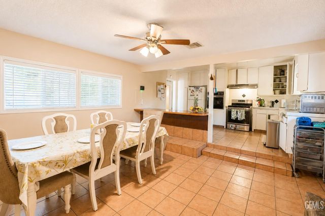 2200 Holden Way, Bakersfield, CA 93304