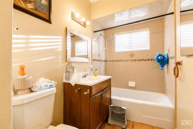 2200 Holden Way, Bakersfield, CA 93304